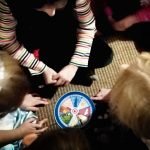 Kinder spielen die Schneekönigin-Schatzsuche