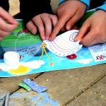 Mini-Bildungs-Schatzsuche für Kindergartenkinder: "Tausendschön sucht ihre Flügel": Der erste Flügel ist gefunden.