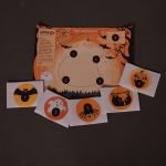 Vorbereitung der Mini-Halloween-Schatzsuche: „Herman sucht den Kürbis“