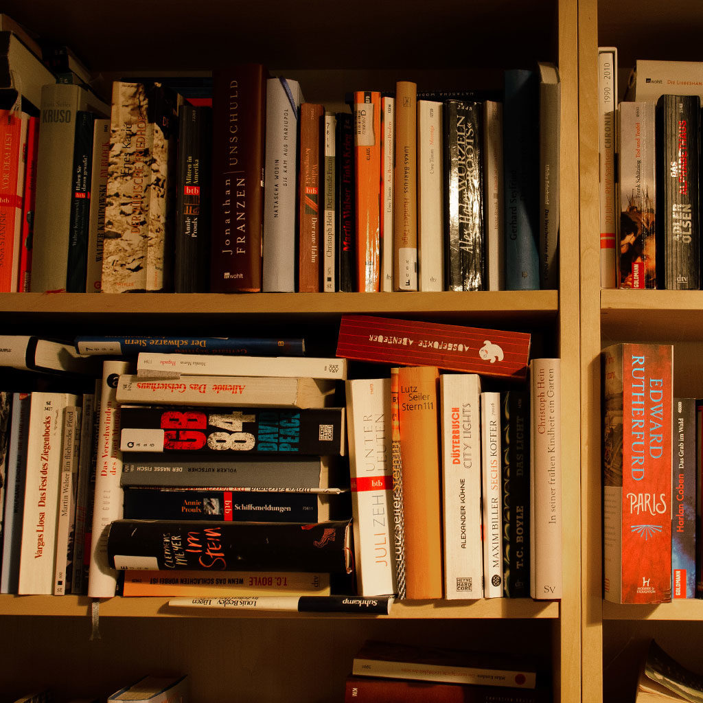 Schatzsuchen-Versteck im Bücherregal