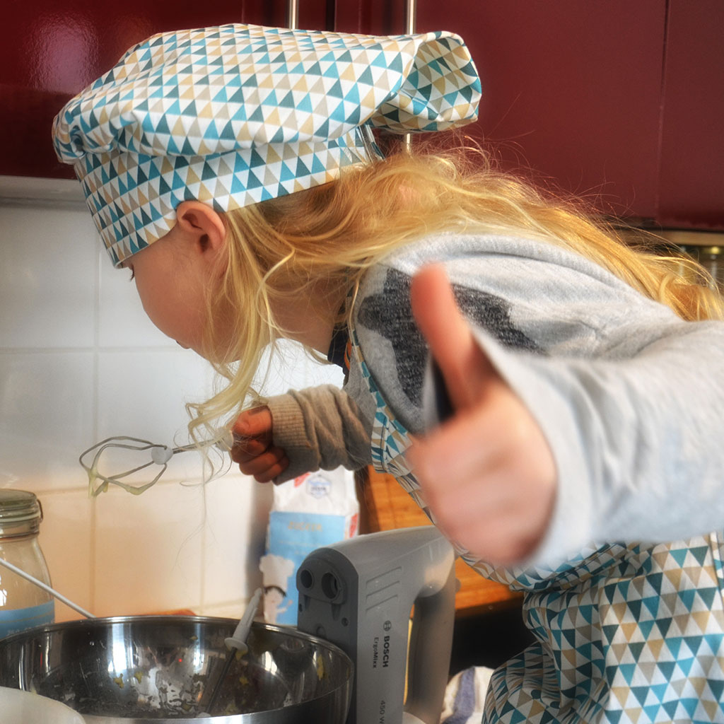 Muffins backen mit Kindern: Den Teig kosten