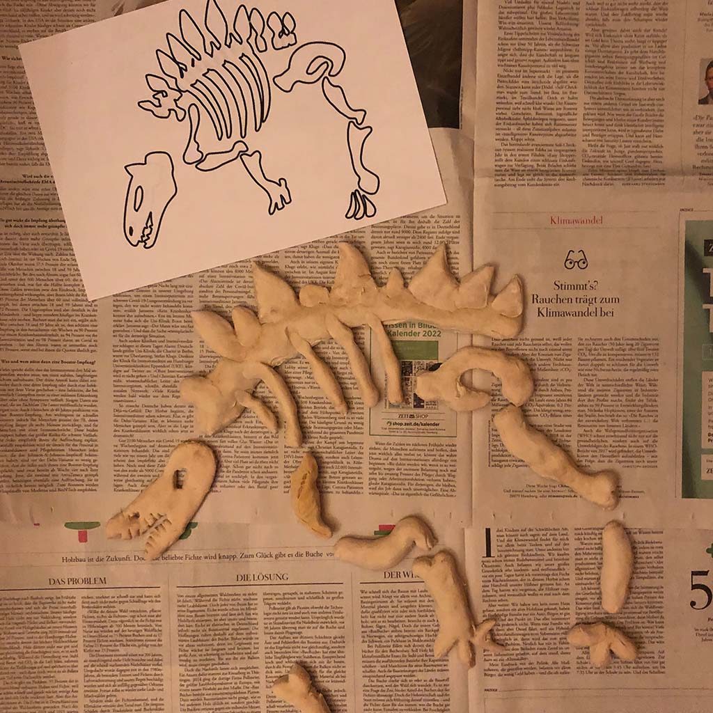 Dinosaurier-Knochen mithilfe der Druckvorlage formen