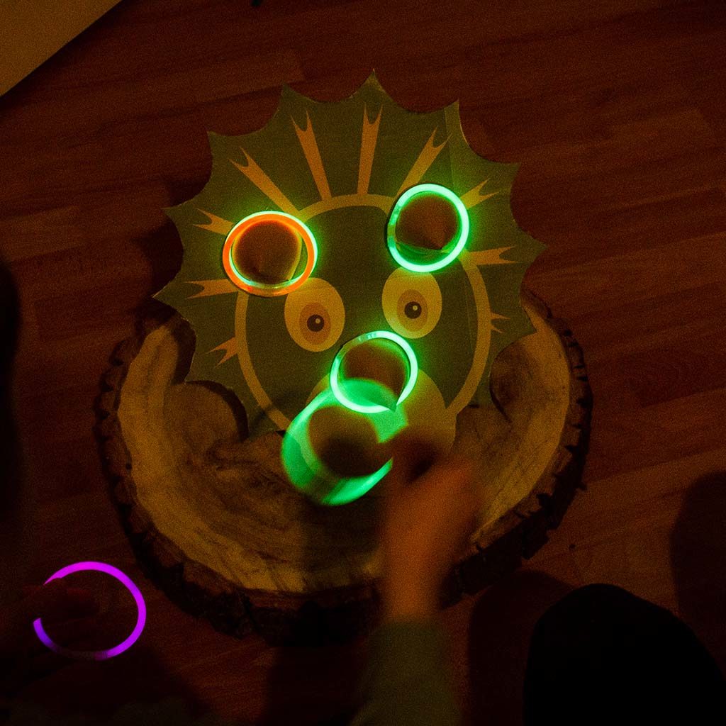 Dino-Wurfspiel mit Leuchtarmbändern