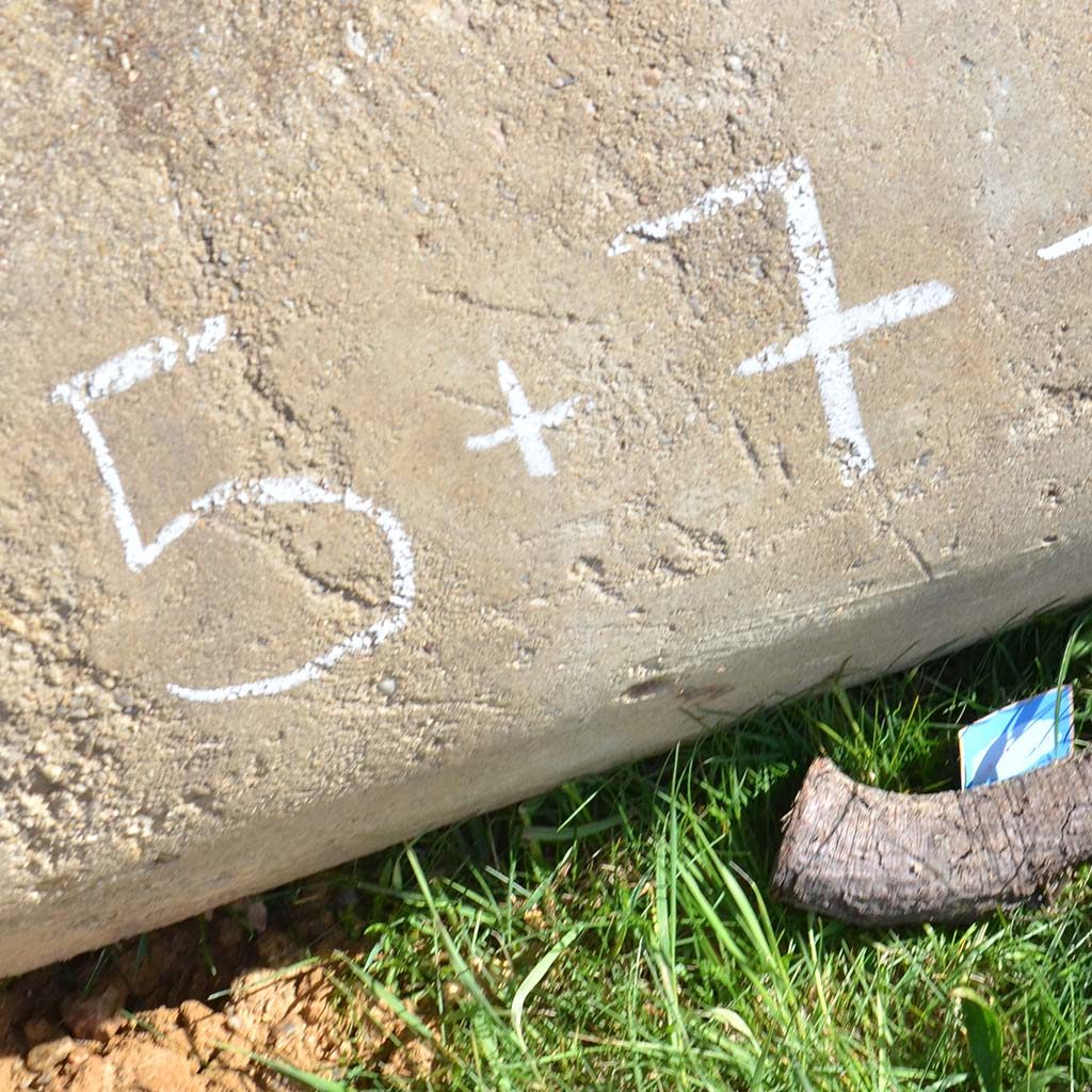 Zahlenverstecke: Den Weg bei einer Schatzsuche mit Zahlen markieren