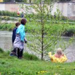 Mini-Bildungs-Schatzsuche: "Tausendschön sucht ihre Flügel": Kinder suchen einen Hinweis