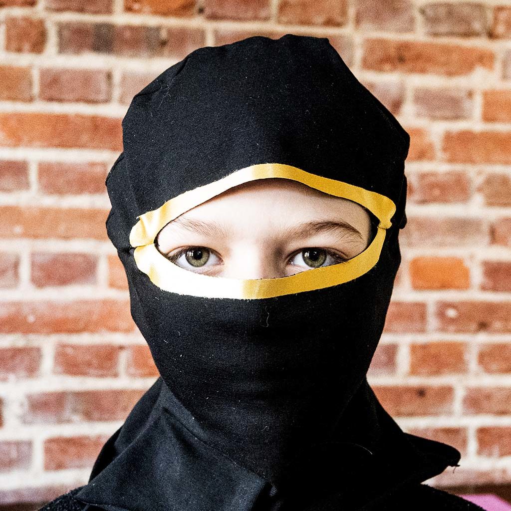 Die schwarze Ninja-Maske genäht