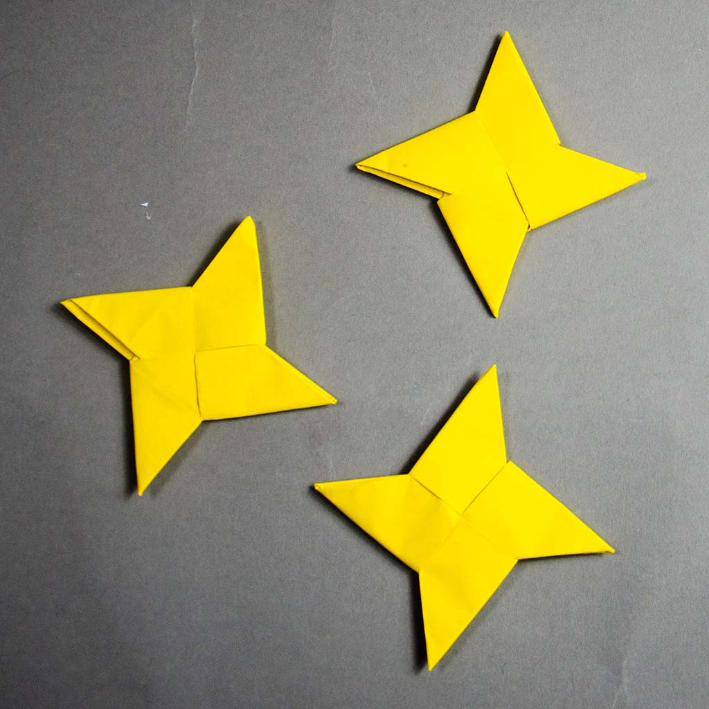 Fertige Ninja-Sterne mit vier Zacken Fertige Ninja-Sterne mit vier Zacken