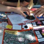 Detektiv-Schatzsuche: Kinder lösen ein Rätsel