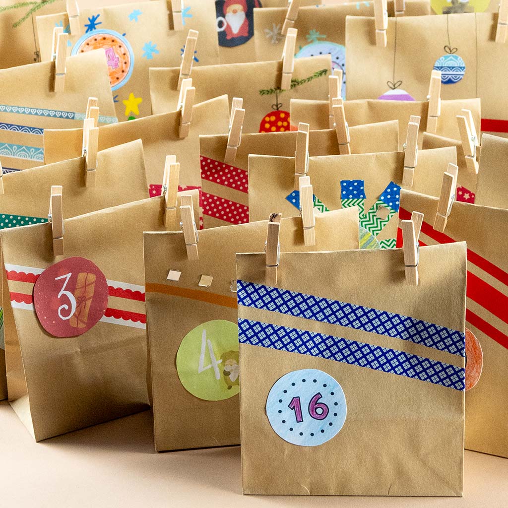 Einen Adventskalender aus Papiertüten basteln Einen Adventskalender aus Papiertüten basteln