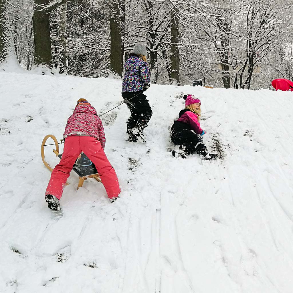 Kindergeburtstag im Winter: Kinder spielen im Schnee