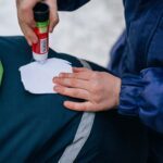 Die Geschenke mit Leim einstreichen