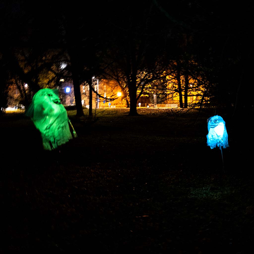Leuchtende Gespenster hängen in einem dunklen Wald