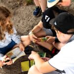 Kinder lösen ein Rätsel der Dino-Forscher-Schatzsuche