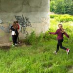 Kinder finden einen Hinweis