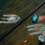 Die Monsterspuren weisen den Kindern den Weg.