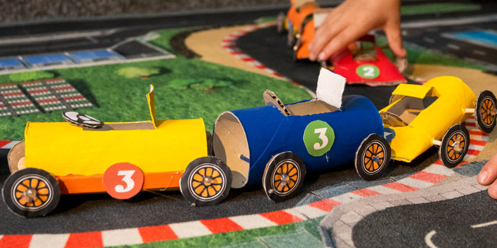 Autos aus Klopapierrollen basteln - Anleitung & Druckvorlagen