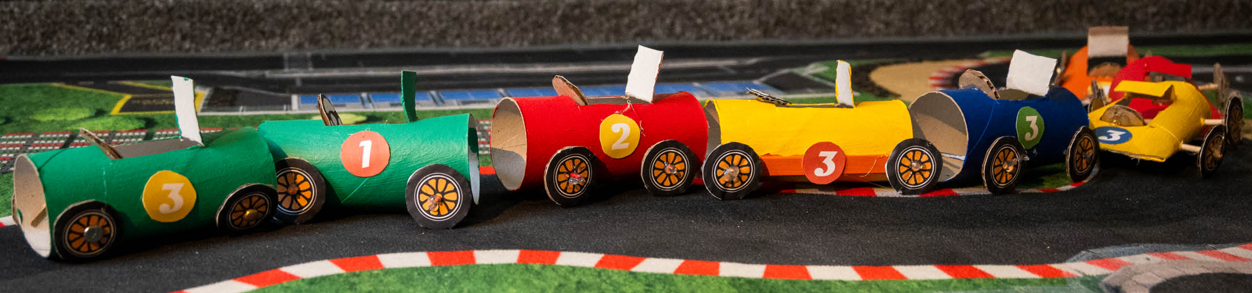 Autos aus Klopapierrollen basteln - Anleitung & Druckvorlagen