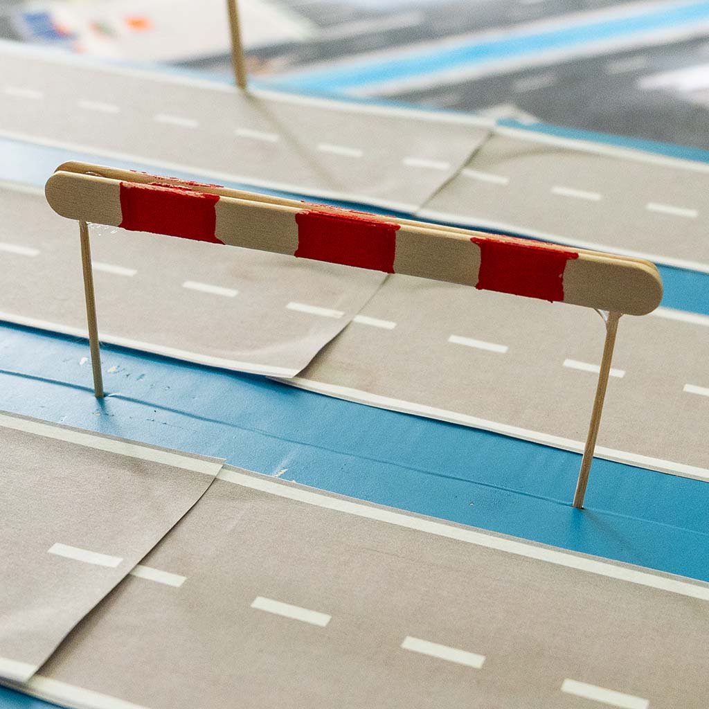 Eine Absperrung in Pappe eindrücken