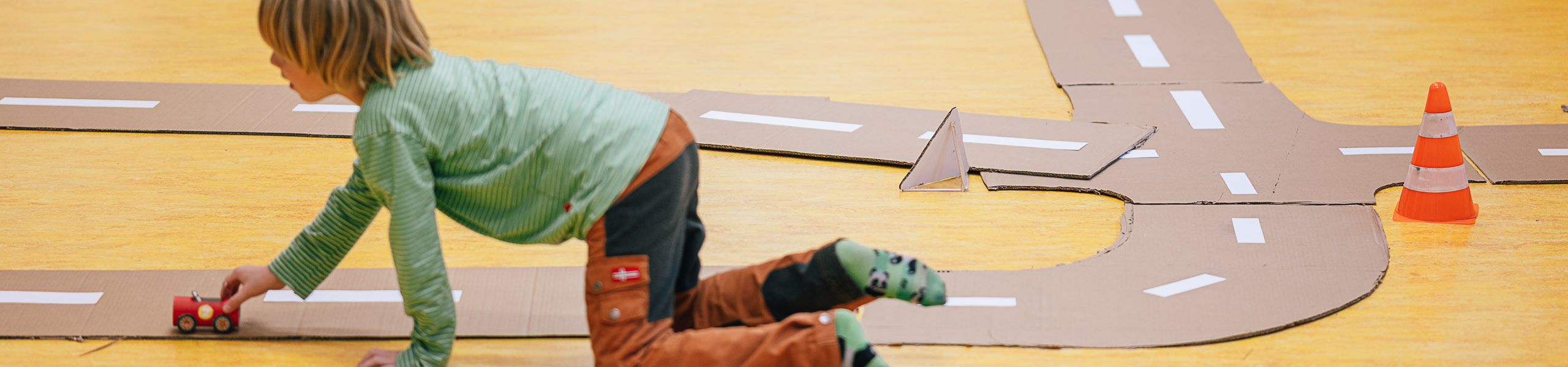 Rennbahn basteln aus Karton oder Pappe – zwei einfache DIY-Ideen für Kinder Rennbahn basteln aus Karton oder Pappe â zwei einfache DIY-Ideen für Kinder