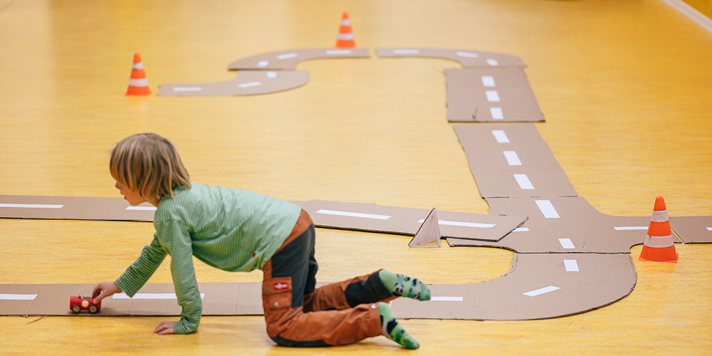 Rennbahn basteln aus Karton oder Pappe – zwei einfache DIY-Ideen für Kinder Rennbahn basteln aus Karton oder Pappe â zwei einfache DIY-Ideen für Kinder
