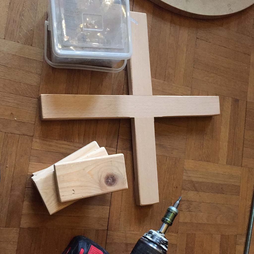 Die Holzlatten ineinanderstecken