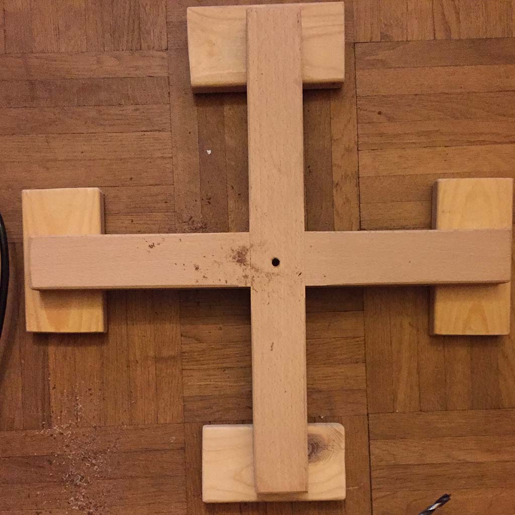 Ein Loch für die Gewindestange bohren