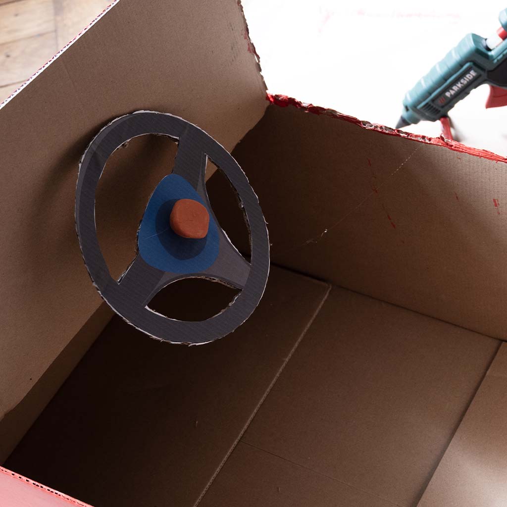 Das Lenkrad an das Rennauto anbringen