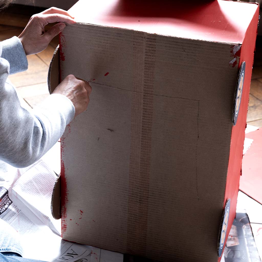 Die Öffnung zum Hineinschlüpfen in das Rennauto schneiden