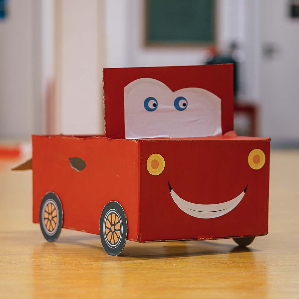 Das fertige Rennauto - einfach basteln & losdüsen