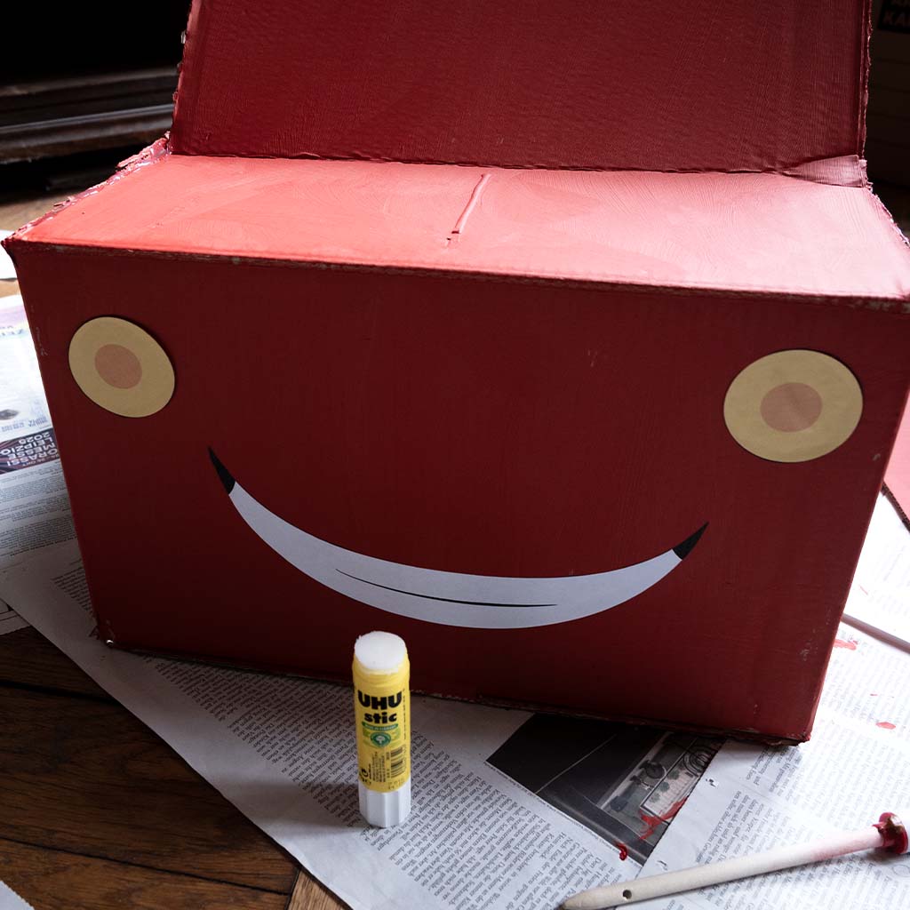 Die Druckvorlagen an das Rennauto kleben Die Druckvorlagen an das Rennauto kleben