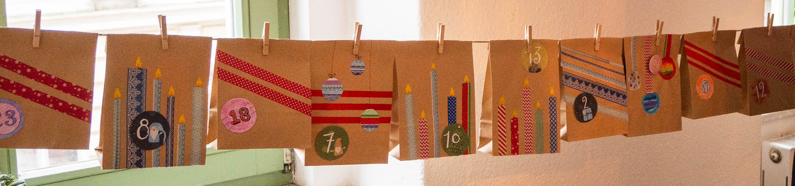Einen Adventskalender aus Papiertüten basteln: einfache DIY-Idee mit Druckvorlagen Einen Adventskalender aus Papiertüten basteln: einfache DIY-Idee mit Druckvorlagen
