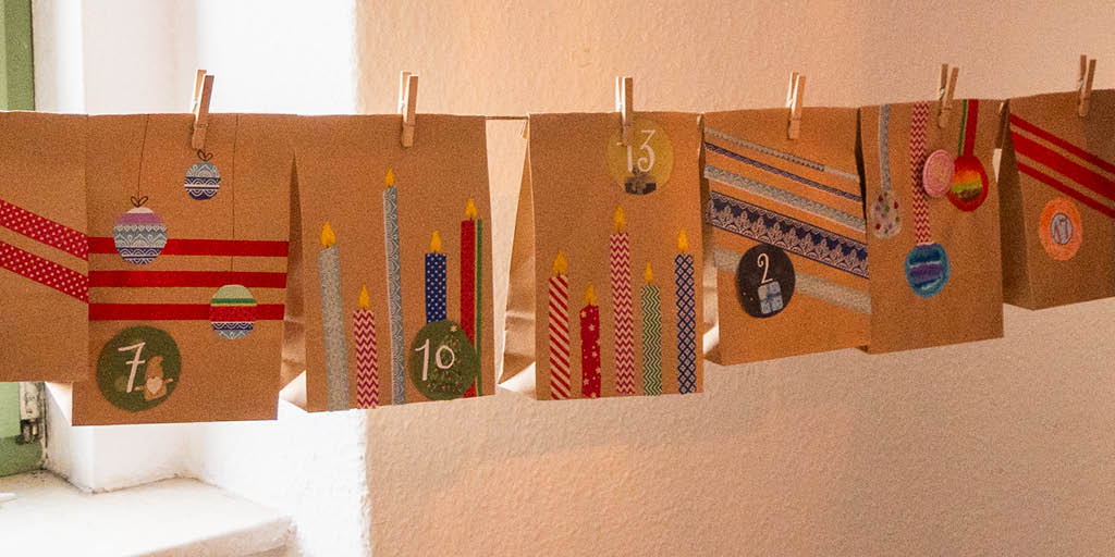 Einen Adventskalender aus Papiertüten basteln: einfache DIY-Idee mit Druckvorlagen Einen Adventskalender aus Papiertüten basteln: einfache DIY-Idee mit Druckvorlagen