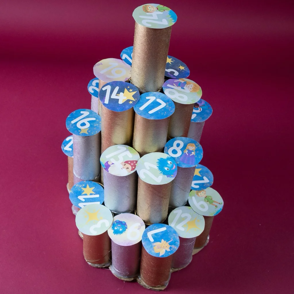 Adventskalender befüllen & Zahlen aufkleben Adventskalender befüllen & Zahlen aufkleben