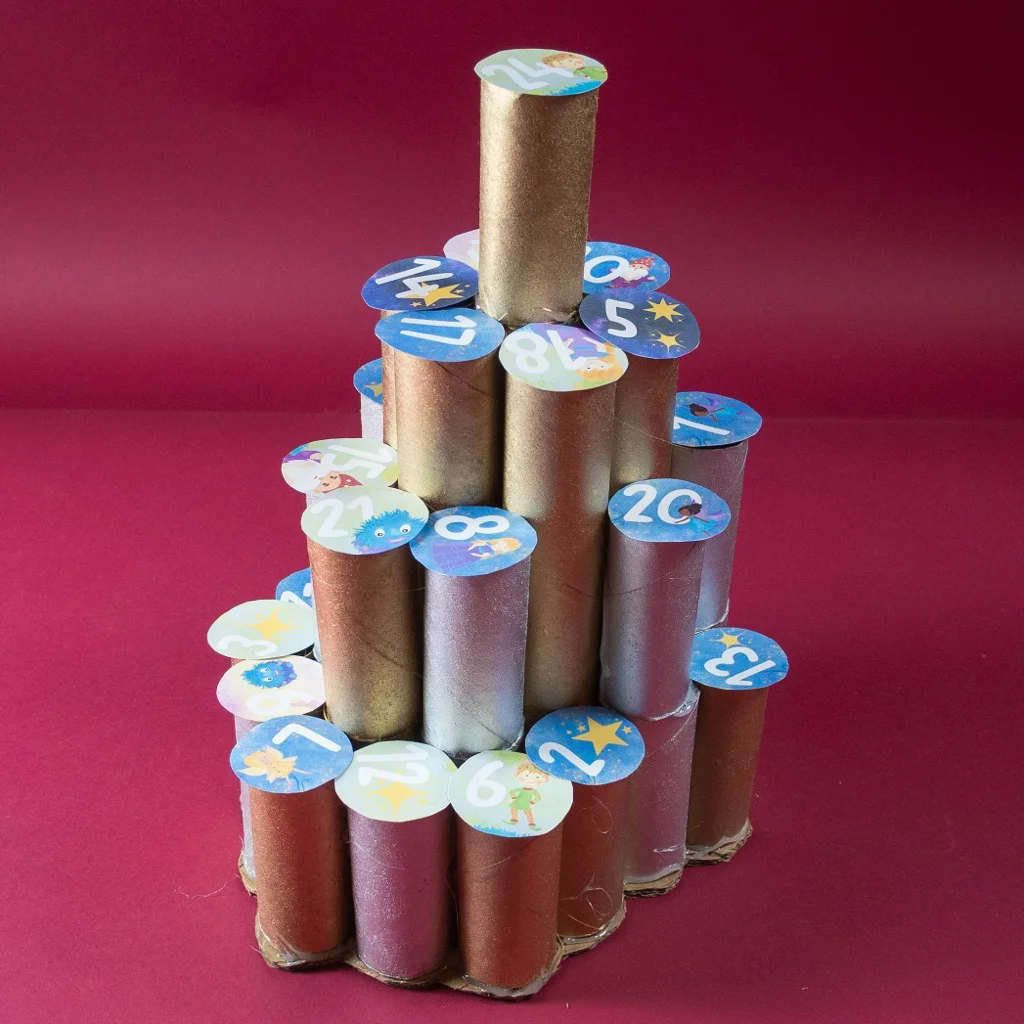 Einen Feenschloss-Adventskalender aus leeren Klopapierrollen basteln Einen Feenschloss-Adventskalender aus leeren Klopapierrollen basteln