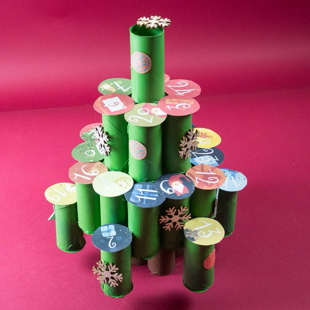 Weihnachtsbaum-Adventskalender aus Klopapierrollen basteln Weihnachtsbaum-Adventskalender aus Klopapierrollen basteln