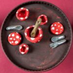 Gedeckter Tisch mit Salzteig-Geschirr
