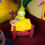 Wichtel im gebastelten Bett